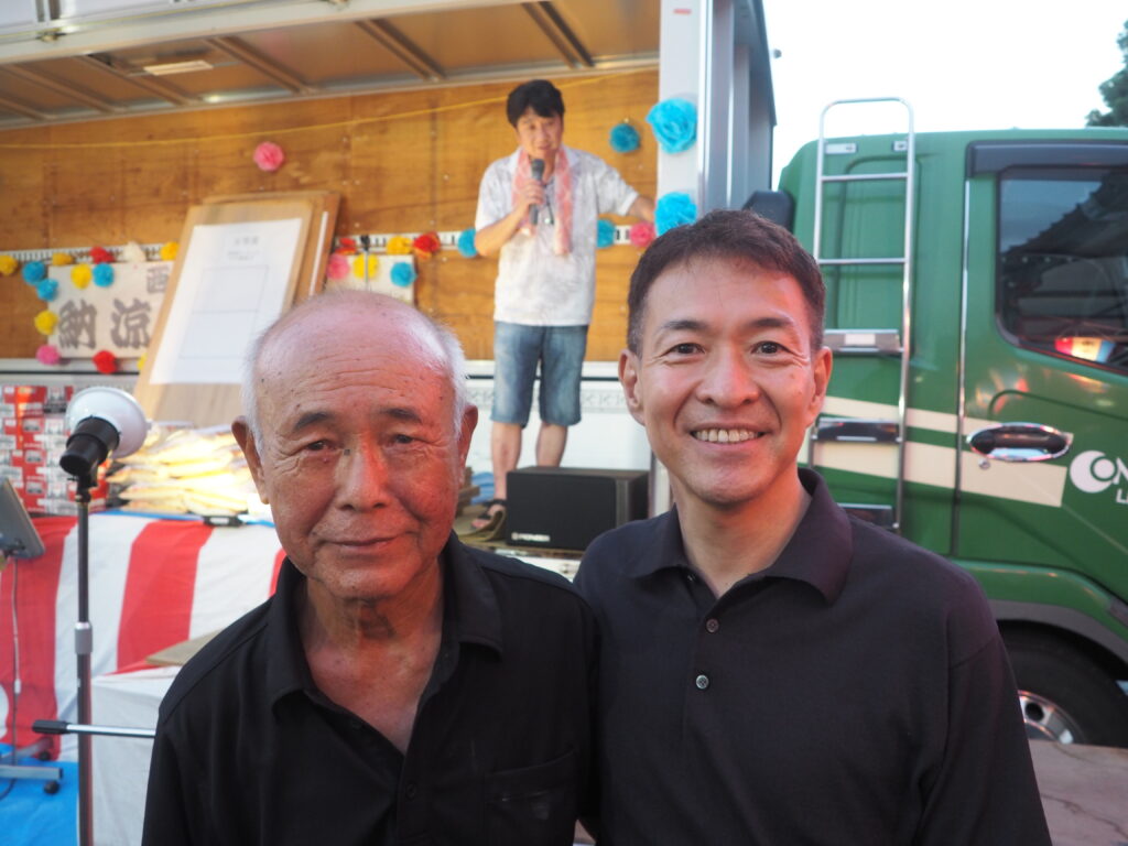 足利市西新井町自治会納涼祭・足利市長と自治会長の写真です。