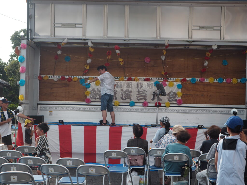 足利市西新井町自治会納涼祭：青年部のスタンツの写真です。