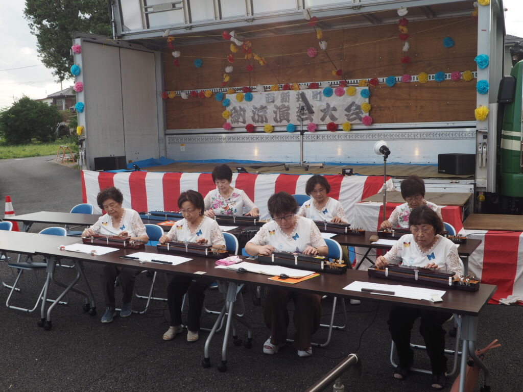足利市西新井町自治会納涼祭：大正琴演奏の写真です。