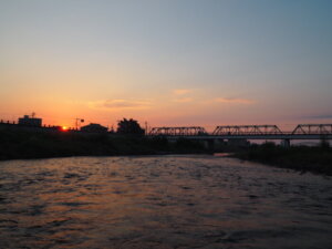 渡良瀬橋の朝日の写真です。