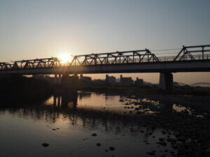 渡良瀬橋の朝日の写真です。