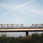 渡良瀬橋と飛行機雲の写真です。