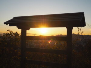 浅間神社境内から見る夕日の写真です。