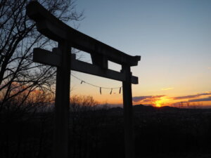 夕日と浅間神社の鳥居の写真です。