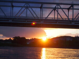 沈む夕日と渡良瀬橋の写真です。