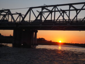 渡良瀬橋と夕日の写真です。