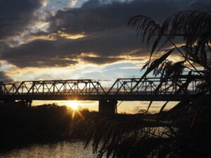 渡良瀬橋の夕日の写真です。