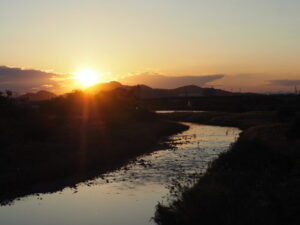 渡良瀬橋から臨む夕日の写真です。