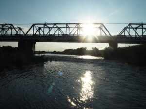 渡良瀬橋の夕日の写真です。