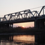 渡良瀬橋と沈む夕日の写真です。