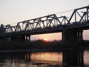 渡良瀬橋と沈む夕日の写真です。