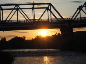 渡良瀬橋の夕日の写真です。