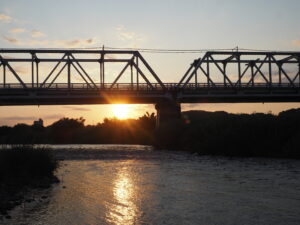 渡良瀬橋の夕日の写真です。