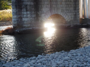 橋脚に写る夕日の写真です。