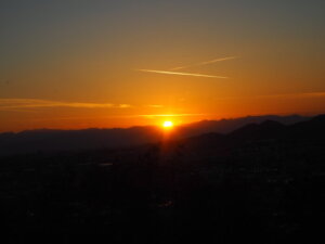 浅間山から見る夕日の写真です。