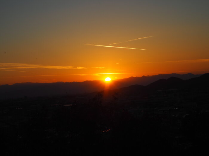 浅間山から見る夕日の写真です。