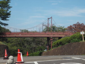 織姫公園：もみじ谷駐車場から見た吊り橋の写真です。