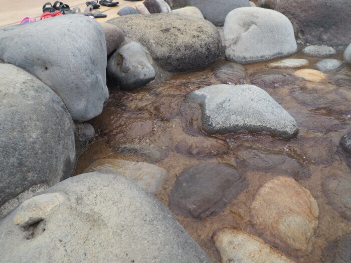 わたらせビーチ：沢のエリアを流れる水の写真です。