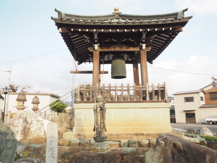 正善寺　鐘楼の写真です。