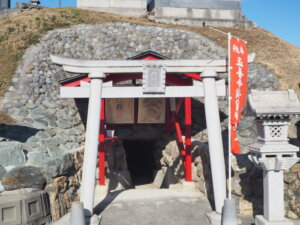 正善寺：弁財天が祀られている古墳の写真です。