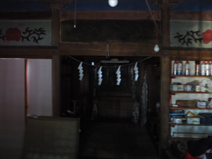 出世稲荷神社：社殿内の写真です。