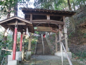 出世稲荷神社：参道の写真です。