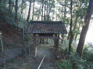 上から見た出世稲荷神社：木造鳥居の写真です。