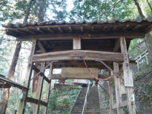 出世稲荷神社：木造撲鳥居の写真です。