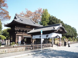 鑁阿寺「太鼓橋」と「山門」の写真です。