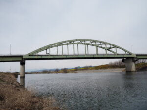 渡良瀬川下流から臨む高橋橋の写真です。