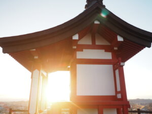 夕日を浴びる浅間神社の写真です。