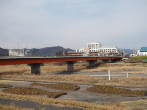 田中橋と花壇の写真です。