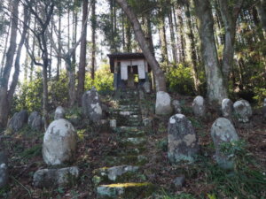 養源寺：庚申塔と青面金剛堂の写真です。