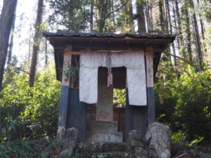 養源寺：庚申塔に囲まれて立つお堂の写真です。