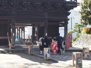 鑁阿寺：山門を通る七五三の写真です。