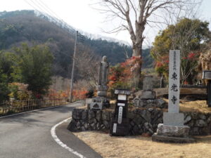 足利三十三観音霊場巡り：東光寺の寺標の写真です。