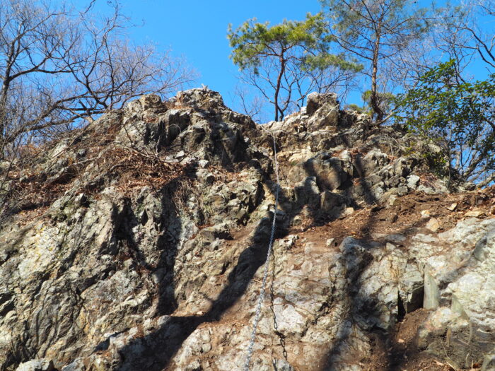 両崖山にに向かう道：天狗岩の写真です。