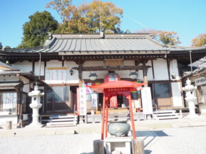 足利三十三観音霊場巡り：寺岡山元三大師（薬師寺）本堂の写真です。