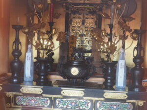 寺岡山元三大師：薬師堂の須弥壇の写真です。