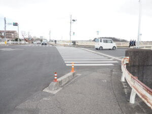 田中橋の横断歩道の写真です。