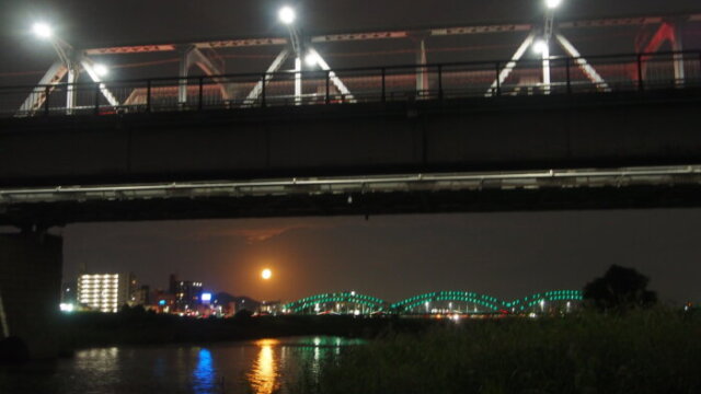 十五夜の月と渡良瀬橋の写真です。