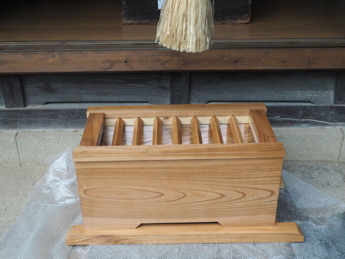 足利学校稲荷社:賽銭箱の写真です。