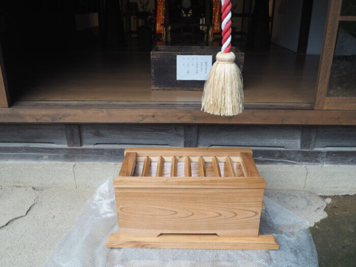 足利学校稲荷社:新旧の御賽銭箱の写真です。