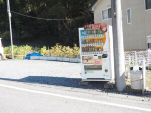 登山口駐車場の手前にある自動販売機の写真です。