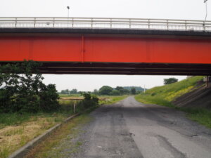 田中橋の下を通る道の写真です。