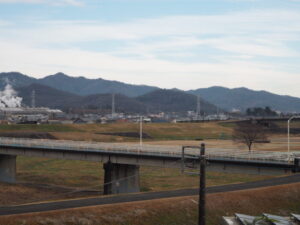 岩井山城趾から見た岩井橋の写真です。