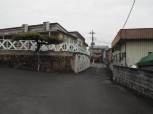 心通院前から足利雷電神社へ向かう道の写真です。