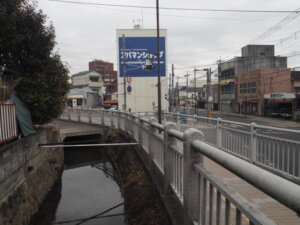 法玄寺から徳正寺に向かう道の写真です。