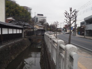 法玄寺から徳正寺に向かう道の写真です。