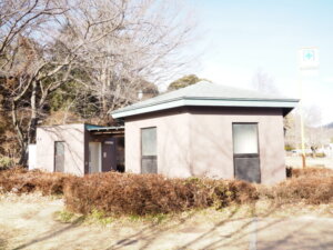 足利公園入り口の公衆トイレの写真です。